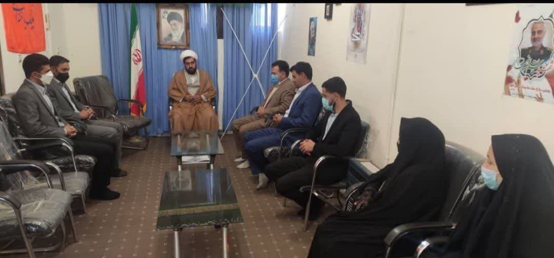 دیدار کارکنان شهرداری با امام جمعه شهرستان